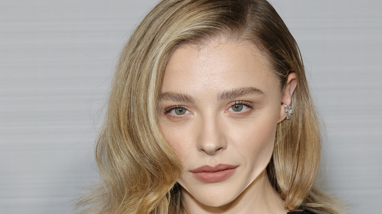 Chloe Grace Moretz l'air pensif