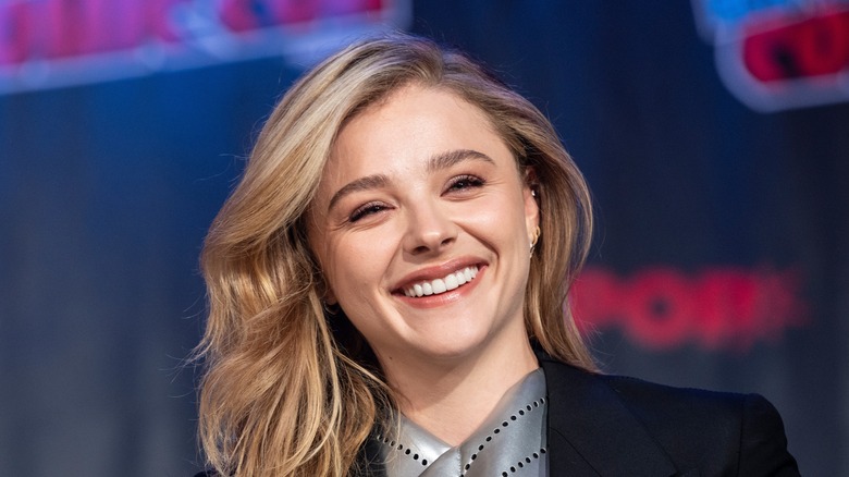 Chloe Grace Moretz souriante au Comic-Con