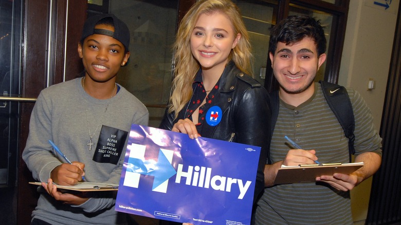 Chloe Grace Moretz tenant une pancarte Clinton