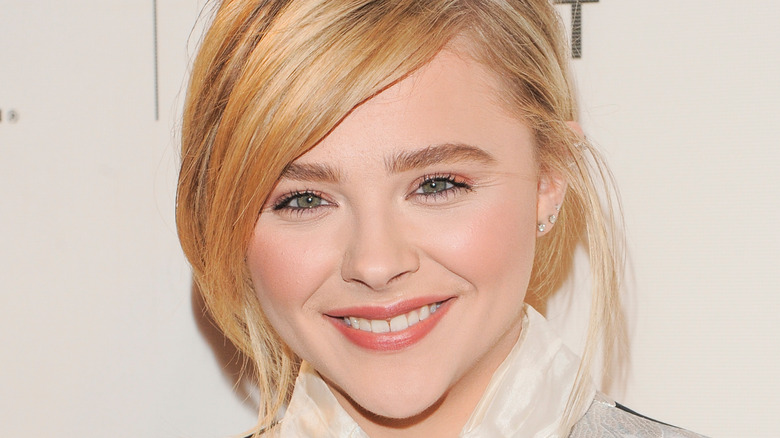 Chloé Grace Moretz souriante