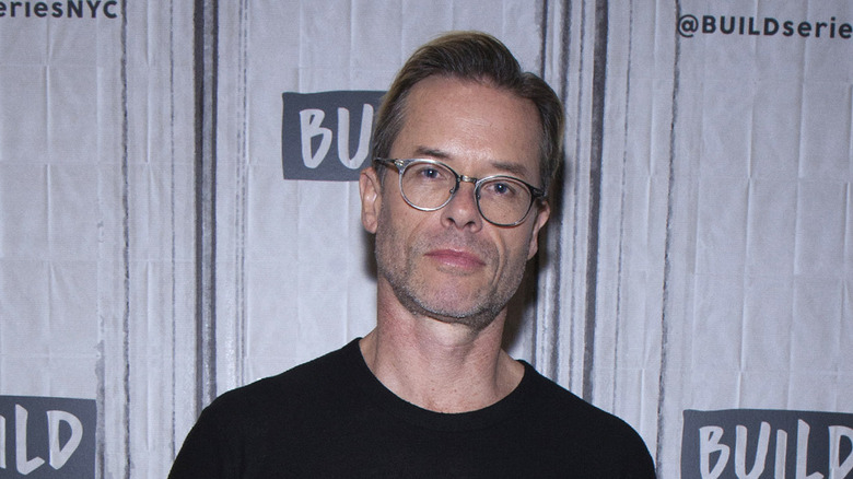 Guy Pearce en chemise noire 