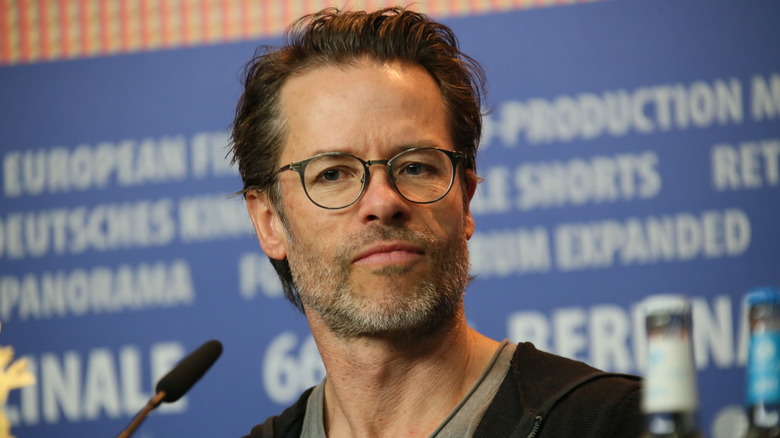 Guy Pearce à lunettes