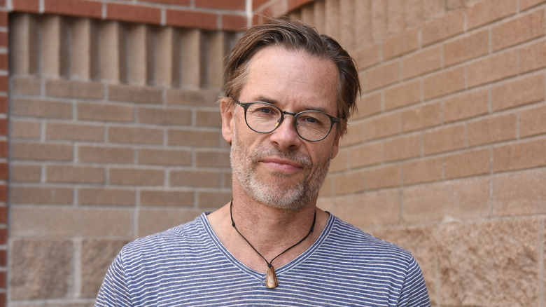 Guy Pearce en chemise bleue rayée 