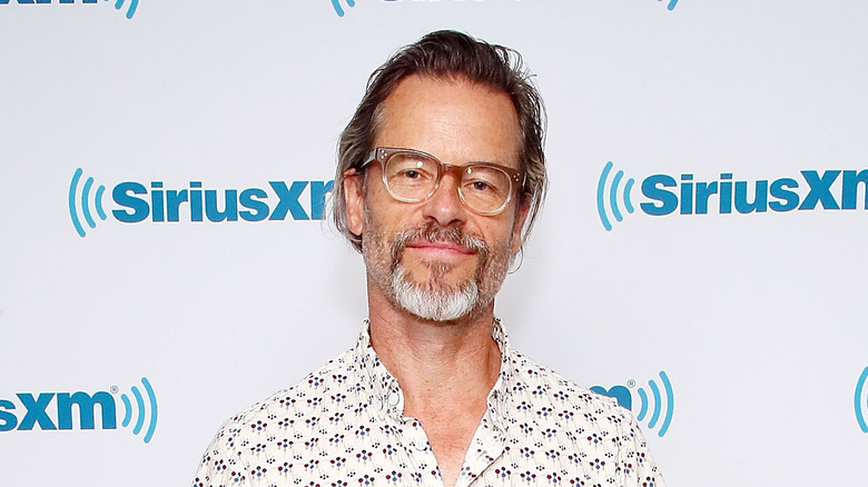 Guy Pearce en chemise blanche 