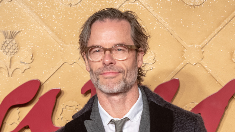 Guy Pearce sourit