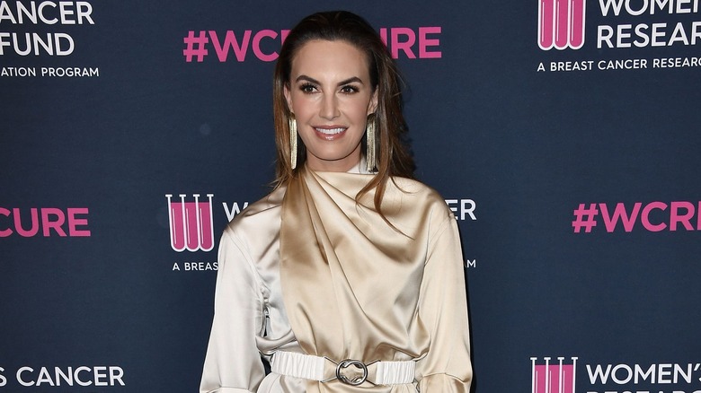 Elizabeth Chambers en robe à manches longues