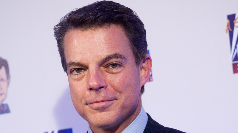 Shepard Smith posant