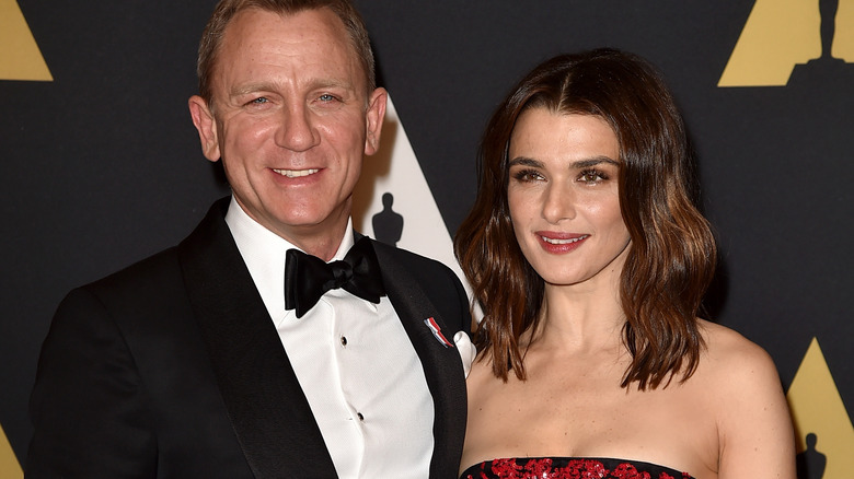 Daniel Craig souriant avec Rachel Weisz