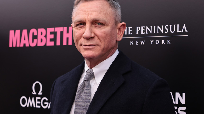 Daniel Craig posant devant Macbeth