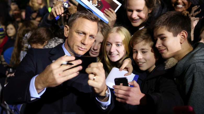 Daniel Craig posant avec des fans