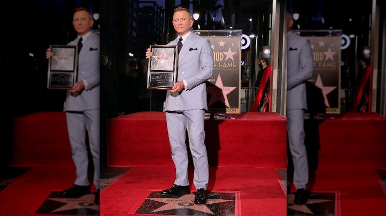 Daniel Craig tenant une étoile sur le Walk of Fame