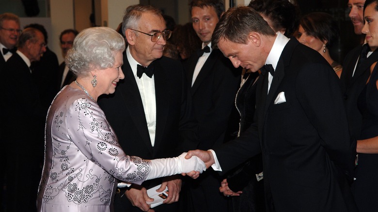 Daniel Craig saluant la reine Elizabeth II