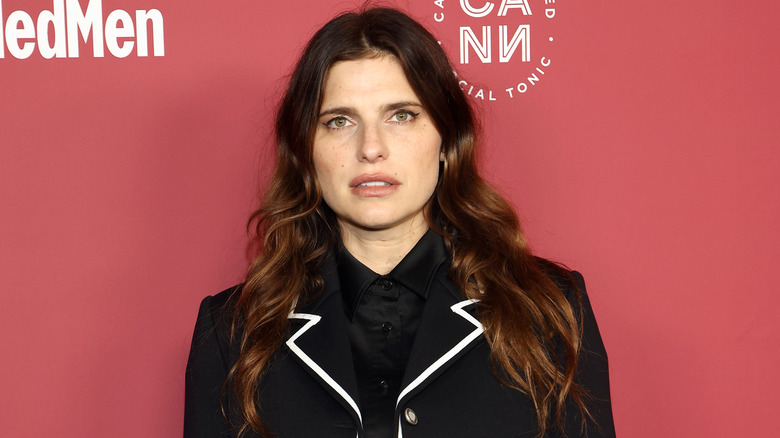 Lake Bell vêtu de tout noir