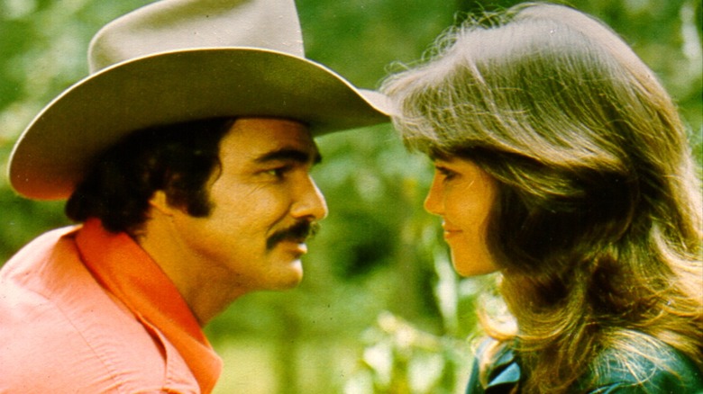 Burt Reynolds et Sally Field posent