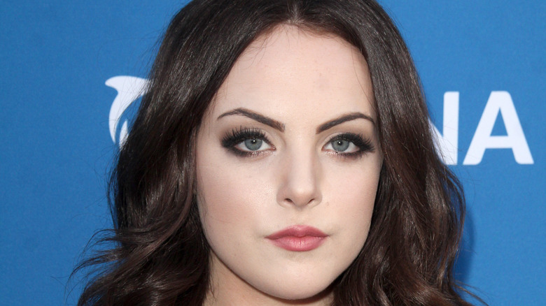 Liz Gillies aux cheveux bouclés noirs