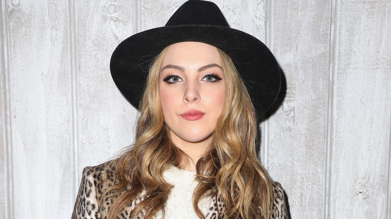 Liz Gillies portant un chapeau noir