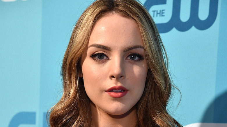 Liz Gillies aux cheveux blonds sales ondulés