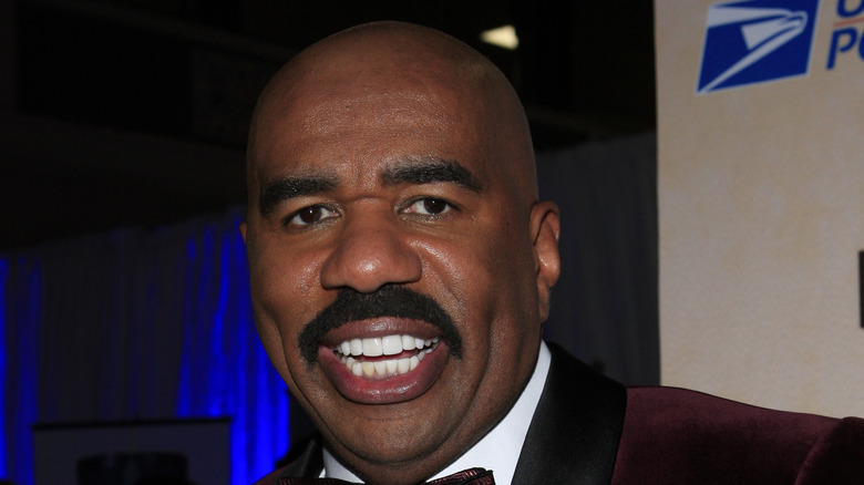 Steve Harvey souriant