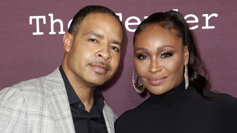 Mike Hill et Cynthia Bailey fond violet