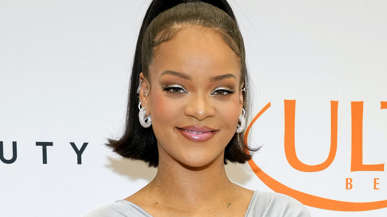 Rihanna souriante