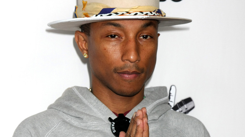 Pharrell Williams posant