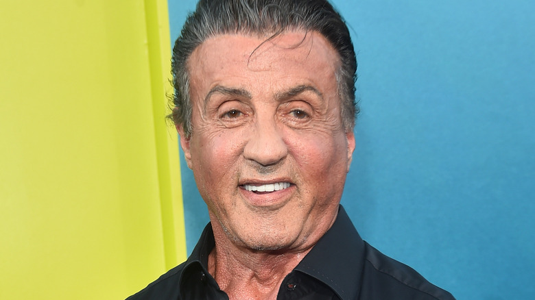 Sylvester Stallone souriant 