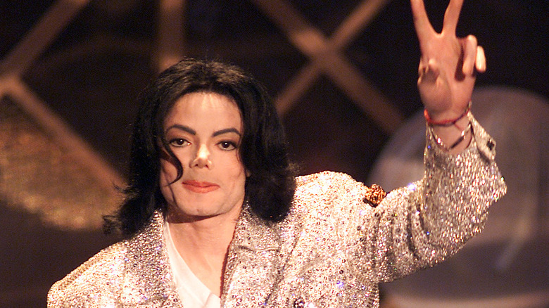 Michael Jackson fait le signe de la paix 