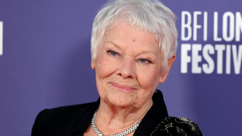 Judi Dench souriant 