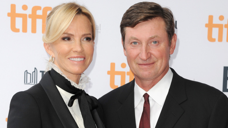 Wayne Gretzky et Janet Jones posant