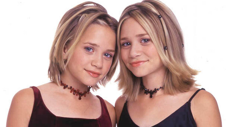 Mary-Kate et Ashley Olsen sourient