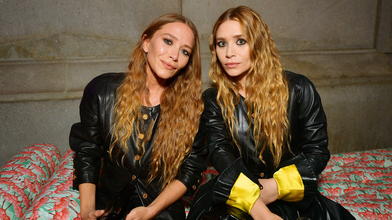 Mary-Kate et Ashley Olsen sourient