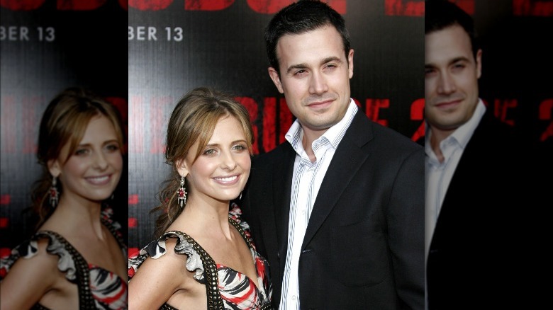 Sarah Michelle Gellar souriante avec Freddie Prinze Jr. 