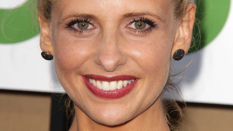 Sarah Michelle Gellar souriante rouge à lèvres rose