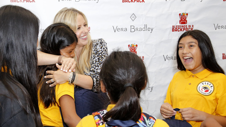 Sarah Michelle Gellar étreignant les enfants lors d'un événement caritatif