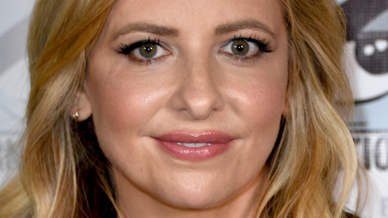 Sarah Michelle Gellar souriante détendue