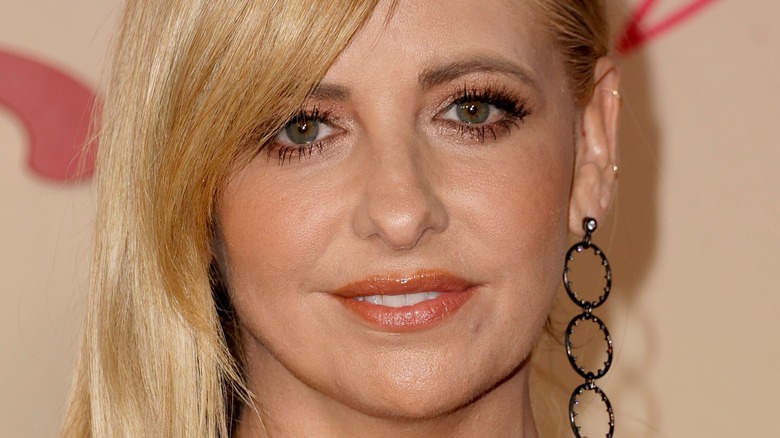 Boucles d'oreilles pendantes souriantes Sarah Michelle Gellar