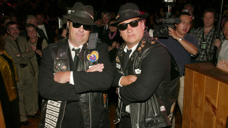 Dan Aykroyd et Jim Belushi posant ensemble