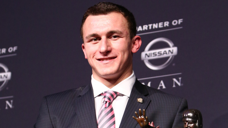 Johnny Manziel souriant avec le trophée