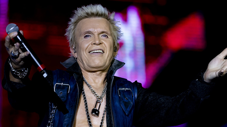 Billy Idol chante