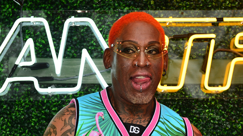 Dennis Rodman tire la langue