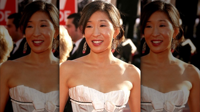 Sandra Oh pose en bustier blanc