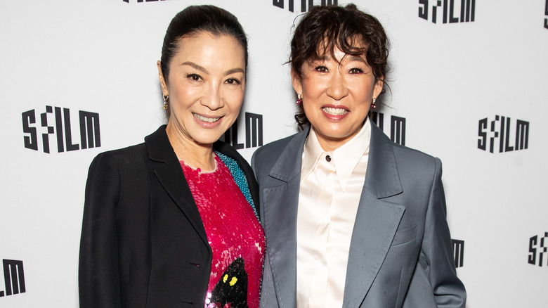 Michelle Yeoh posant avec Sandra Oh