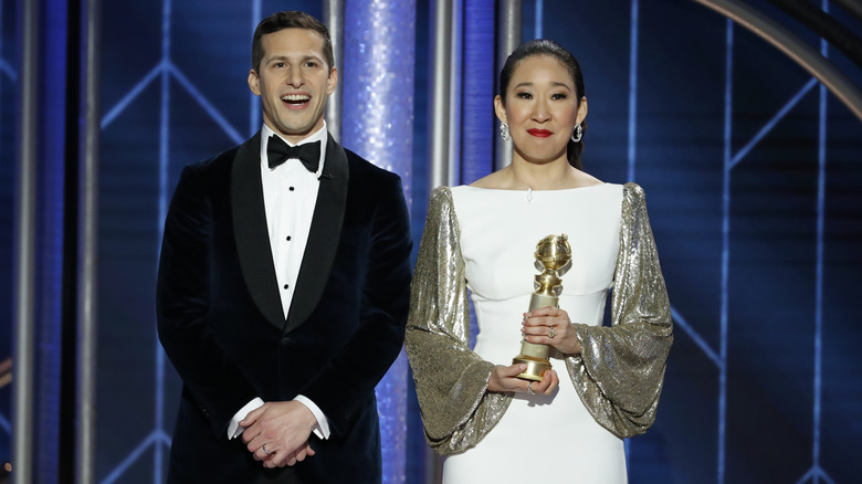 Andy Samberg et Sandra Oh accueillent les Golden Globes. 