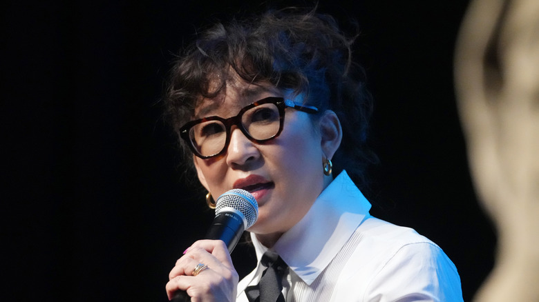 Sandra Oh parlant au micro