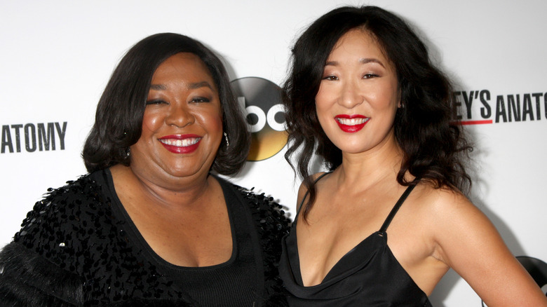 Shonda Rhimes posant avec Sandra Oh