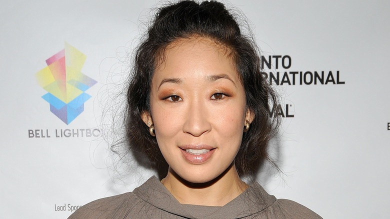 Sandra Oh posant avec les cheveux relevés