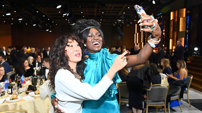 Jodie Turner-Smith prend un selfie avec Sandra Oh