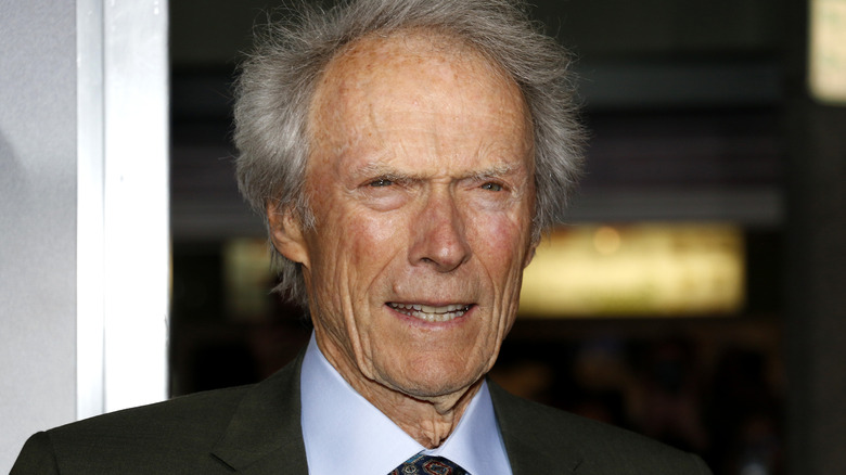 Clint Eastwood regarde sévèrement