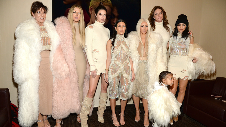 Les Kardashian portent des tenues blanches