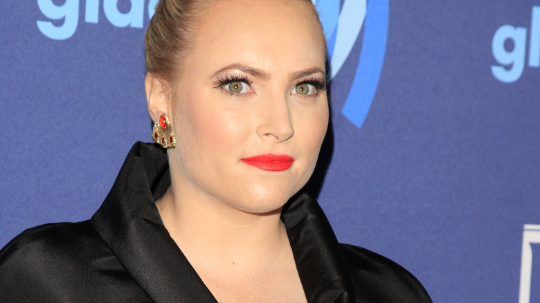 Meghan McCain regarde intensément 